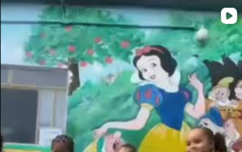 Mural encantado da Escola Branca de Neve